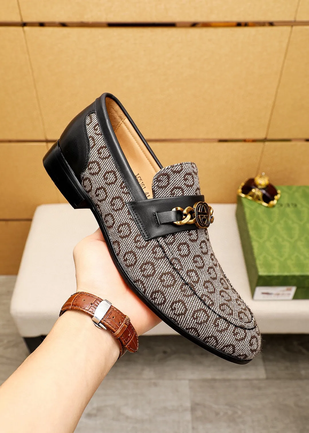 Men's shoes 💰462 💐 Product trademark: GUCCI "Gucci" casual leather shoes Regular size: 38-44 (45.46.47🉑️Customized) Product materials: Selected imported first-layer fabric upper + luxury hardware buckle, imported cowhide leather lining. Strong three-dimensional visual effect, original outsole color: 1⃣️color optional